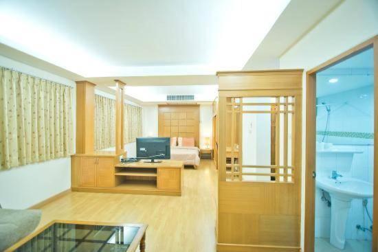 Jolly Guesthouse & Restaurant Pattaya Εξωτερικό φωτογραφία