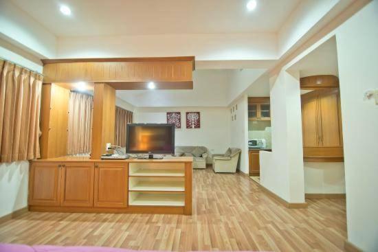 Jolly Guesthouse & Restaurant Pattaya Εξωτερικό φωτογραφία